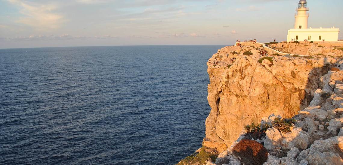Faro de Cavalleria en Menorca con niños