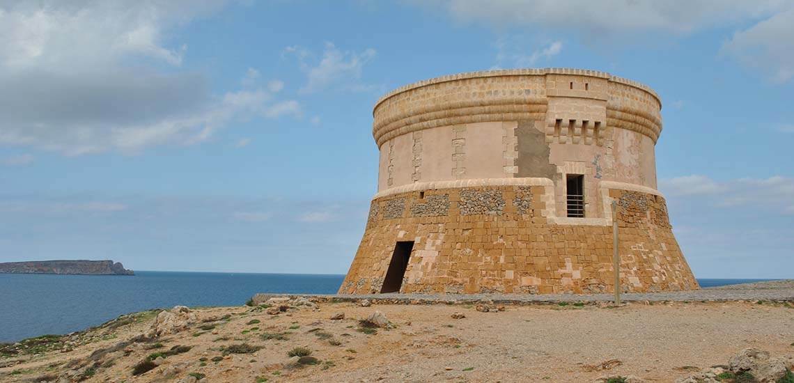 Vista de la torre británica en el puerto de Fornells en Menorca