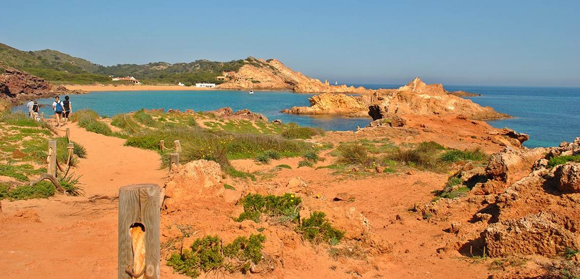 Arena dorada en Cala Pregonda en Menorca