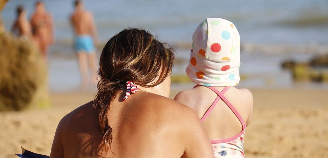 Madre e hija en la playa de Menorca